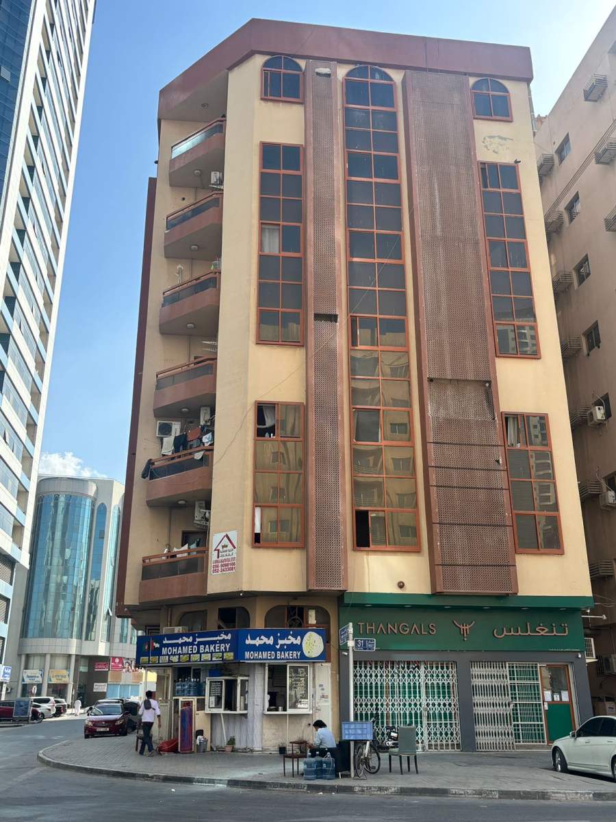 مبنى عزام