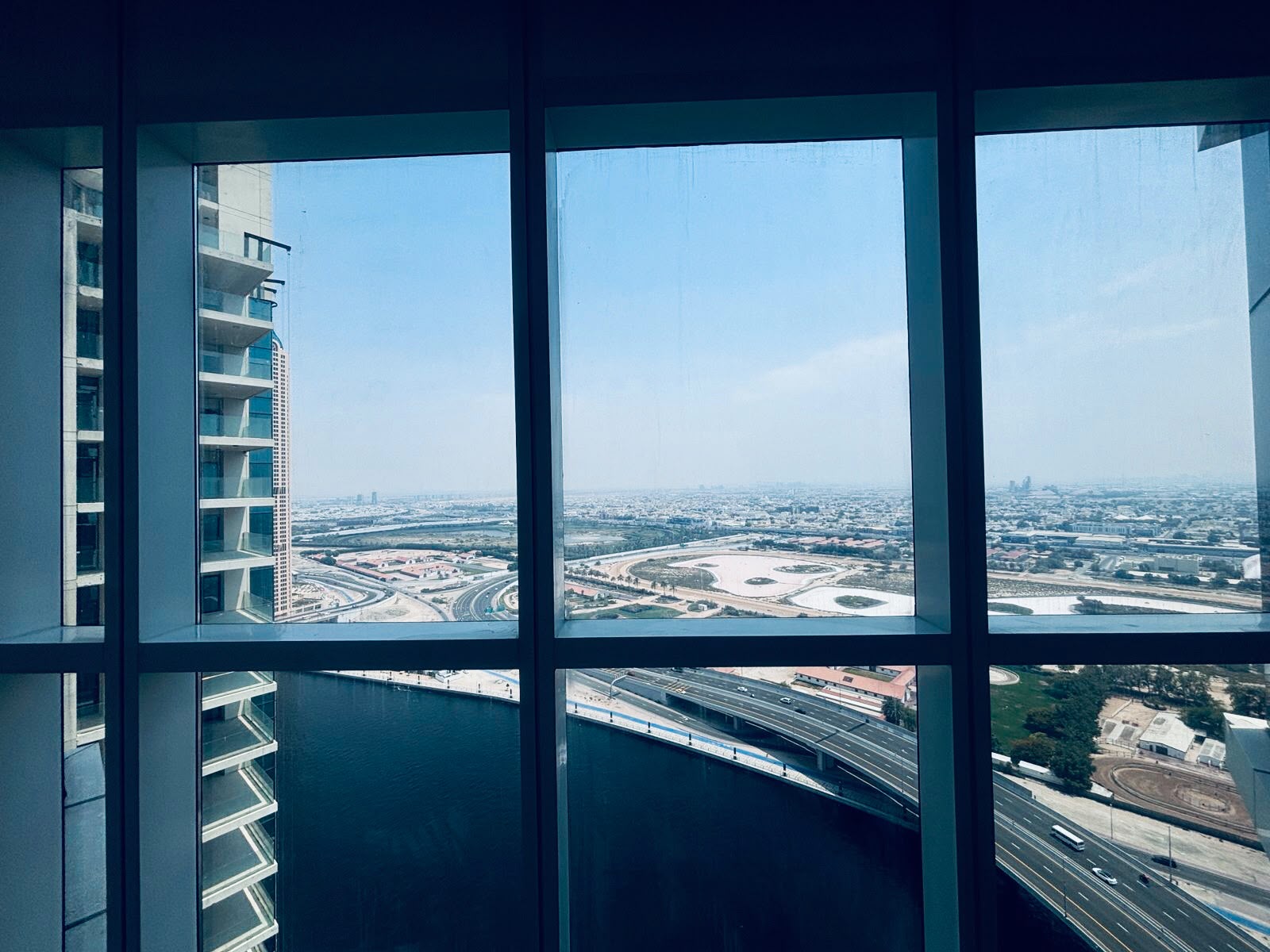 Exclusive 1-Bedroom Apartment with Unobstructed Canal Views - Ideal Location and Investment