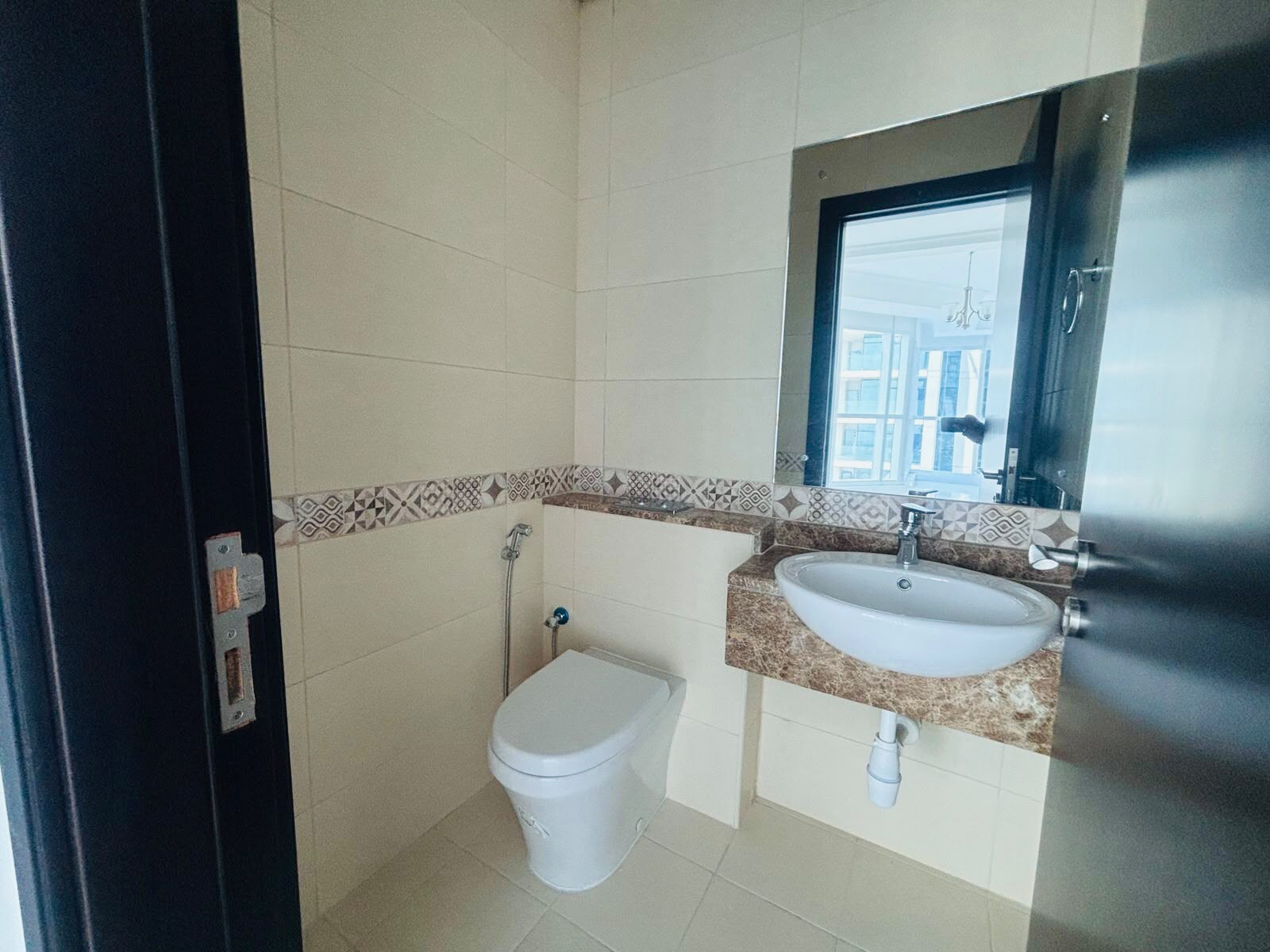 Exclusive 1-Bedroom Apartment with Unobstructed Canal Views - Ideal Location and Investment