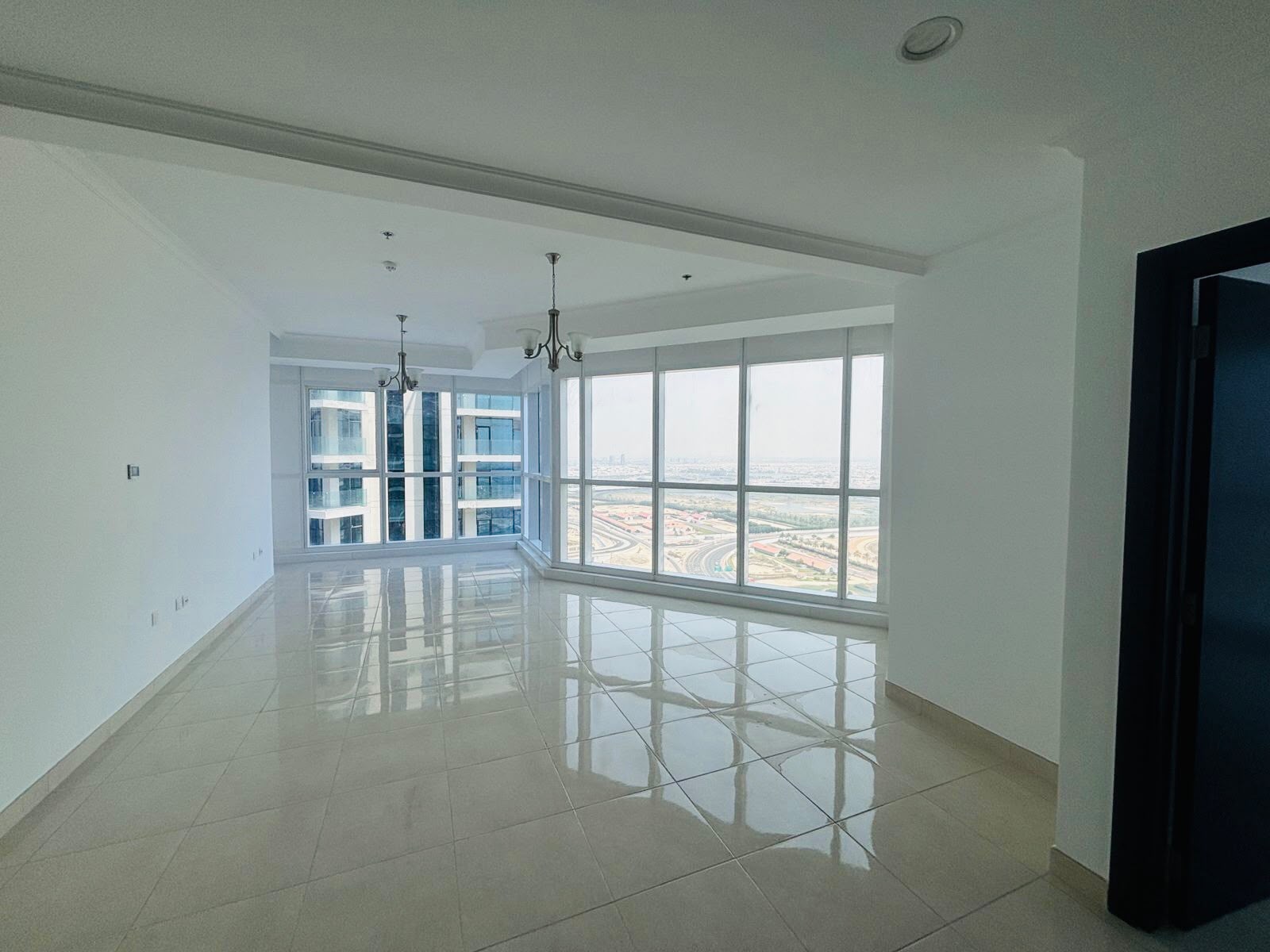 Exclusive 1-Bedroom Apartment with Unobstructed Canal Views - Ideal Location and Investment