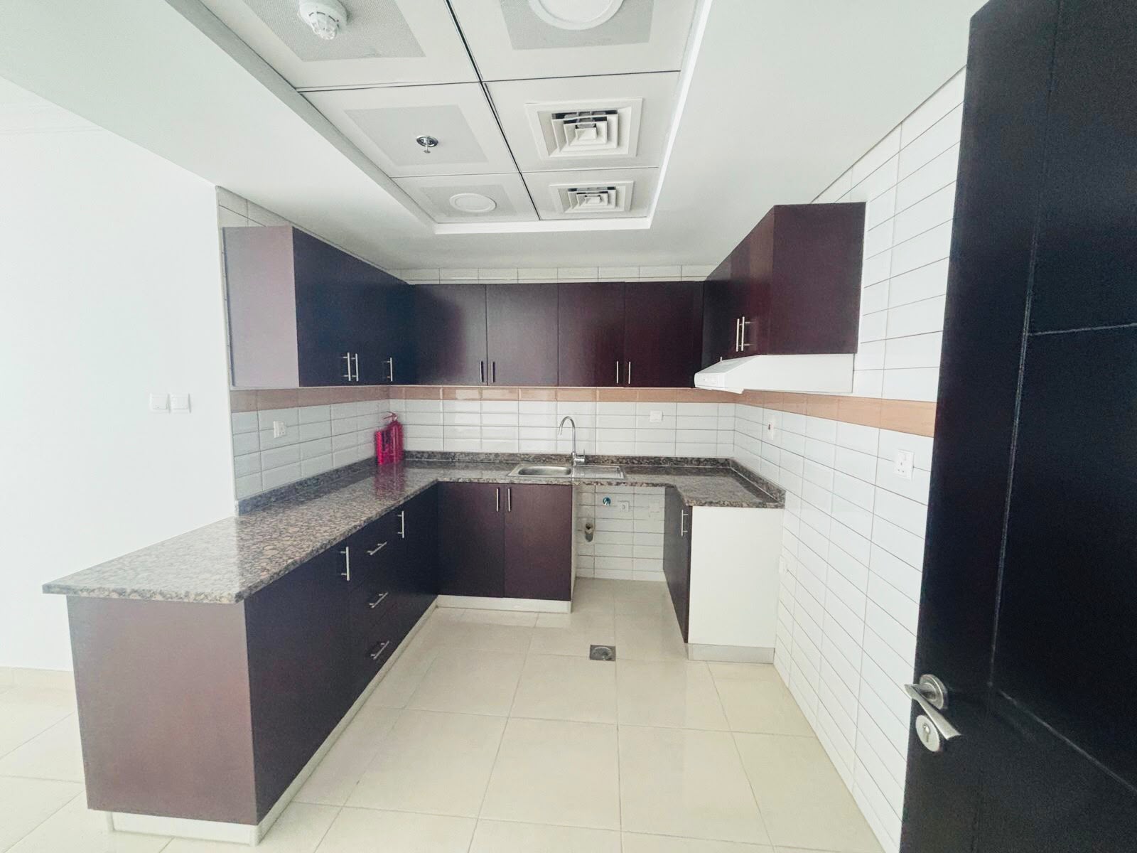 Exclusive 1-Bedroom Apartment with Unobstructed Canal Views - Ideal Location and Investment
