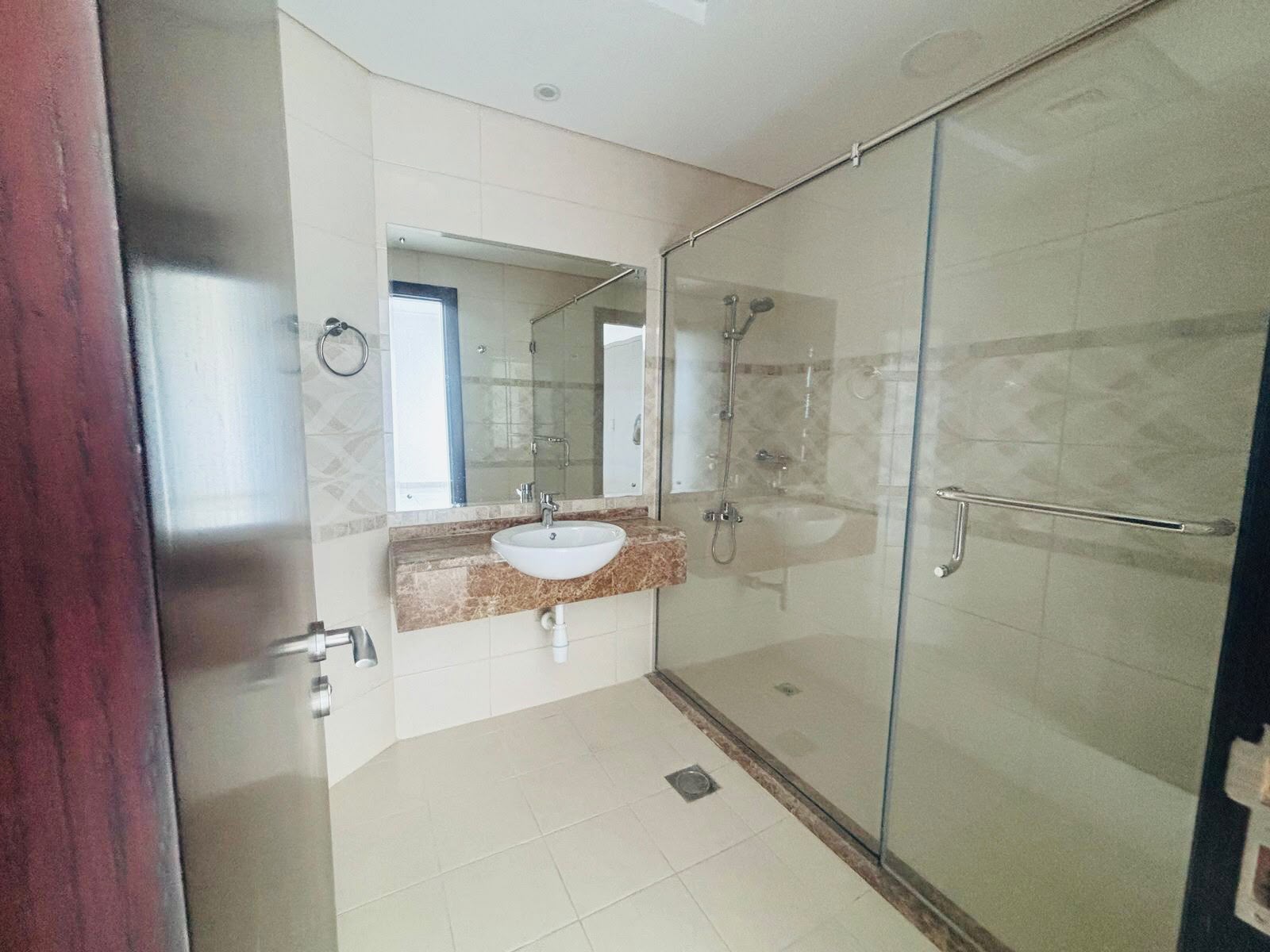 Exclusive 1-Bedroom Apartment with Unobstructed Canal Views - Ideal Location and Investment